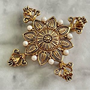 Gold Ornamental Pin Pendant Brooch